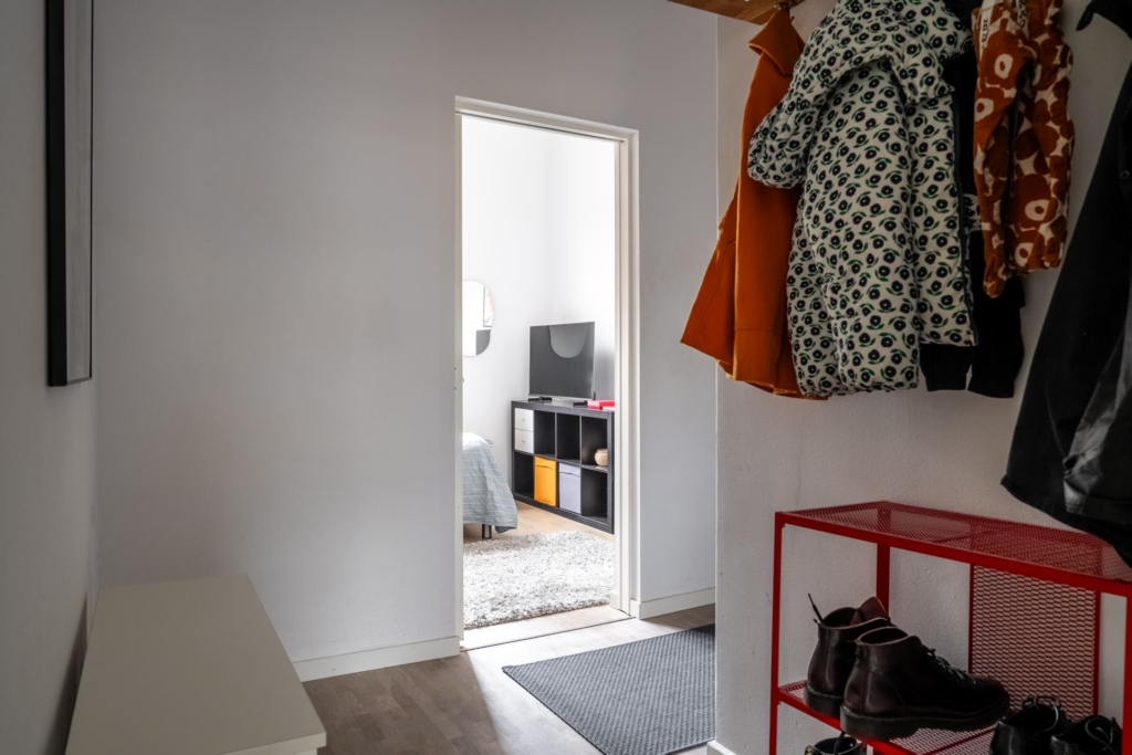 Sekelskiftesdröm anno 1904 med två vackra kakelugnar och balkong i hjärtat av Malmö