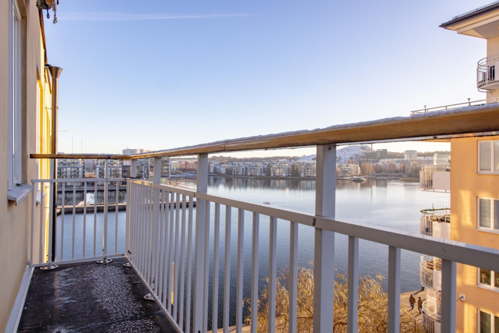 Härligt läge invid vattnet. Sjöutsikt & stor balkong i syd-sydväst. Mycket ljus från stora fönster.