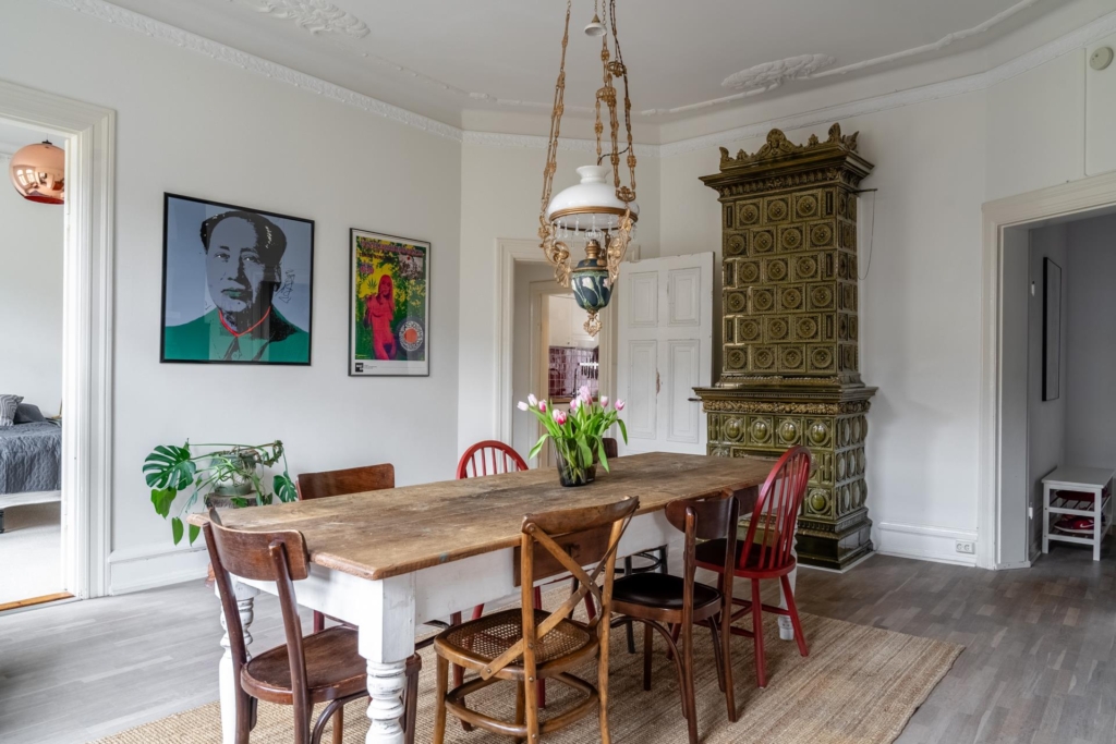 Sekelskiftesdröm anno 1904 med två vackra kakelugnar och balkong i hjärtat av Malmö