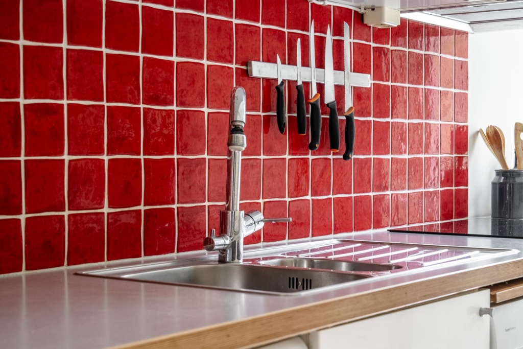 Sekelskiftesdröm anno 1904 med två vackra kakelugnar och balkong i hjärtat av Malmö