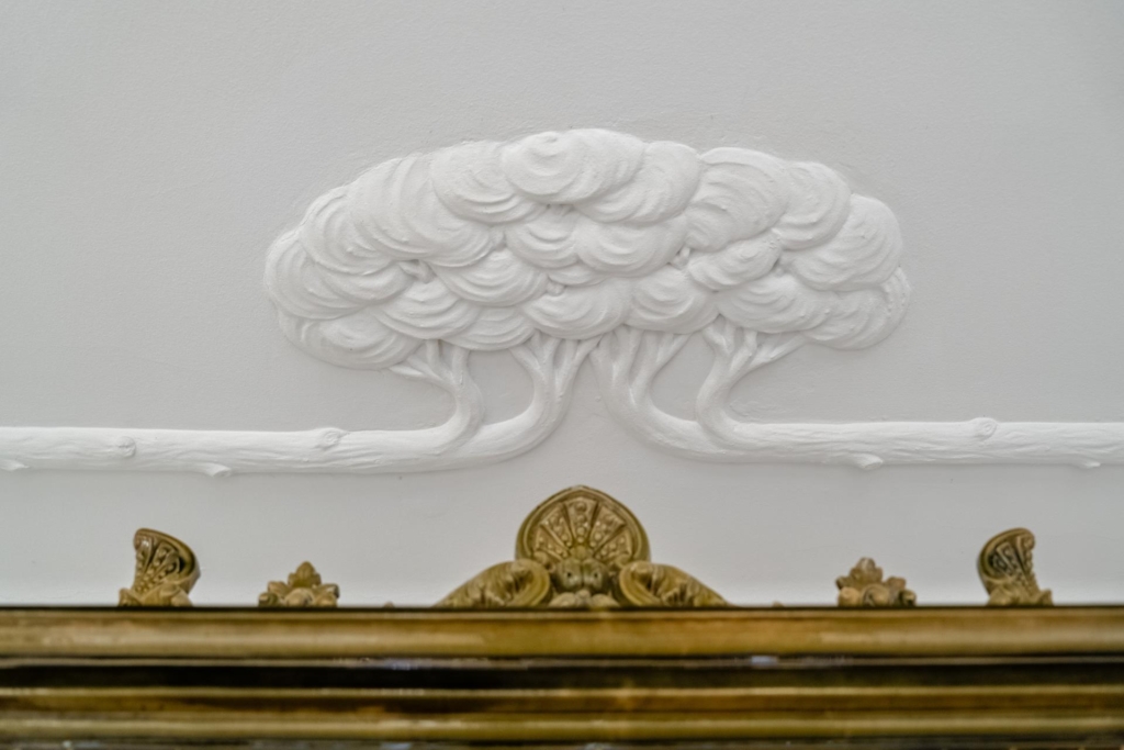 Sekelskiftesdröm anno 1904 med två vackra kakelugnar och balkong i hjärtat av Malmö