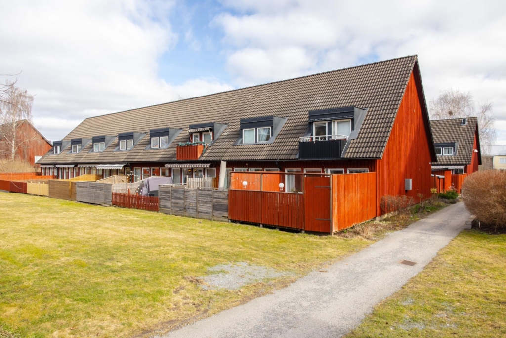 Trivsamt radhus med gavelläge. Barnvänligt med bullerbykänsla.