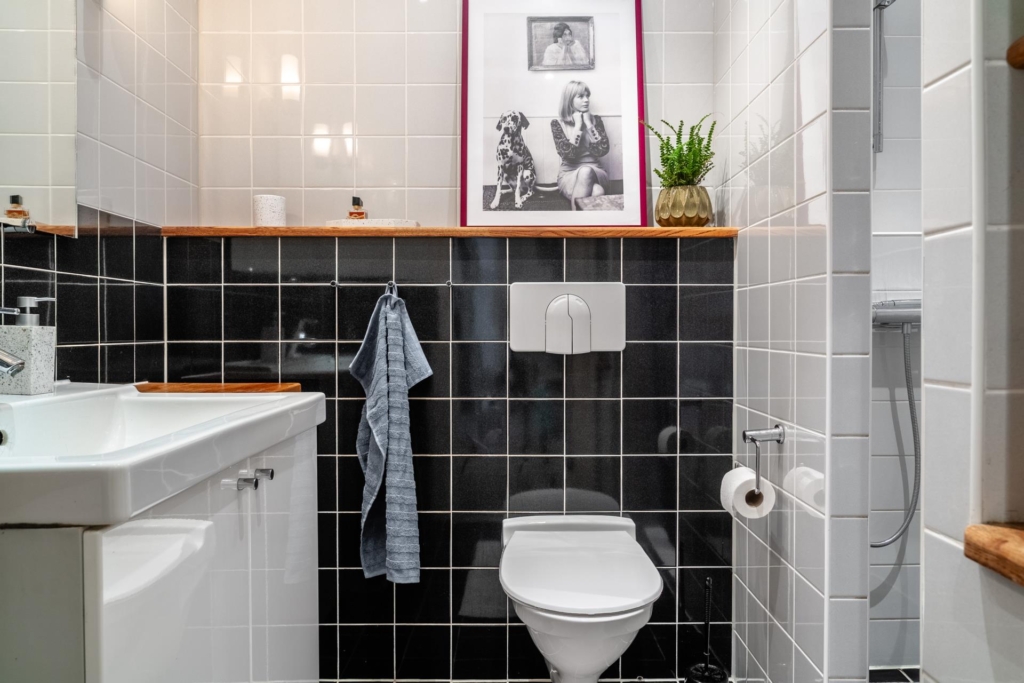 Sekelskiftesdröm anno 1904 med två vackra kakelugnar och balkong i hjärtat av Malmö