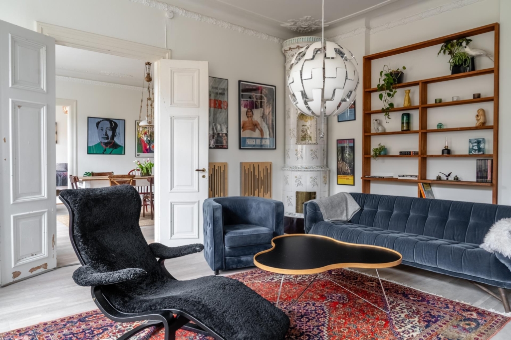 Sekelskiftesdröm anno 1904 med två vackra kakelugnar och balkong i hjärtat av Malmö