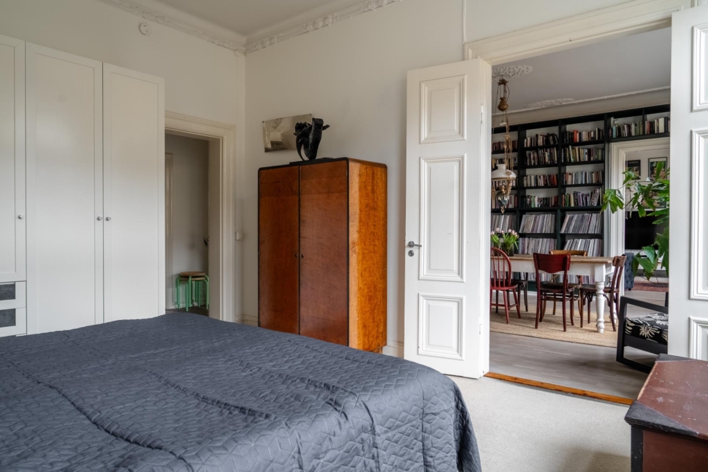 Sekelskiftesdröm anno 1904 med två vackra kakelugnar och balkong i hjärtat av Malmö