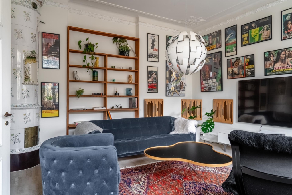 Sekelskiftesdröm anno 1904 med två vackra kakelugnar och balkong i hjärtat av Malmö