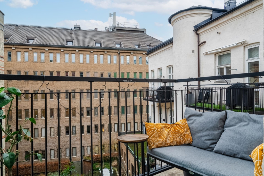 Sekelskiftesdröm anno 1904 med två vackra kakelugnar och balkong i hjärtat av Malmö