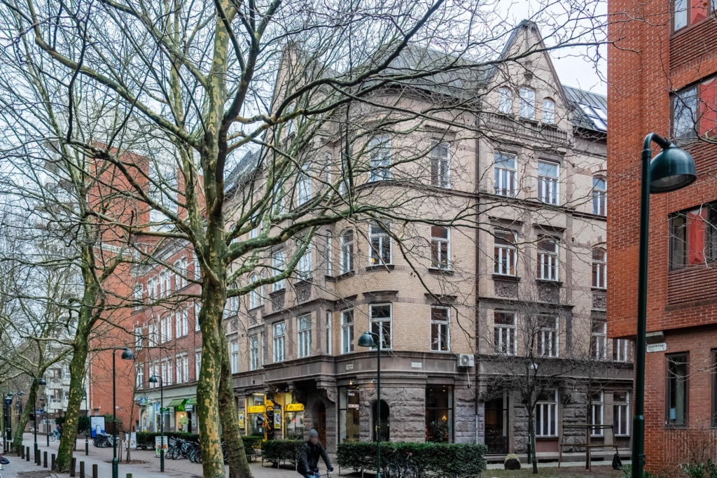 Sekelskiftesdröm anno 1904 med två vackra kakelugnar och balkong i hjärtat av Malmö