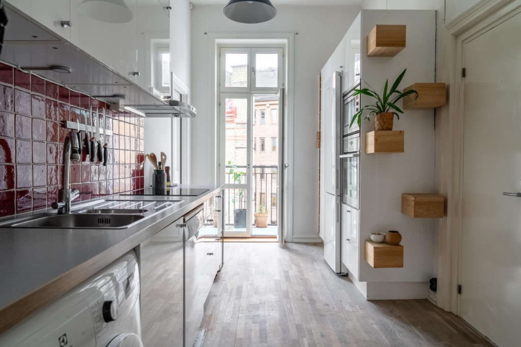 Sekelskiftesdröm anno 1904 med två vackra kakelugnar och balkong i hjärtat av Malmö