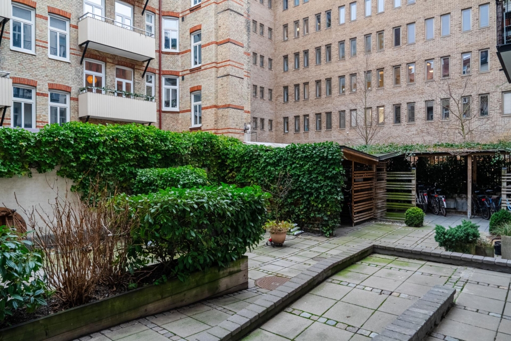 Sekelskiftesdröm anno 1904 med två vackra kakelugnar och balkong i hjärtat av Malmö