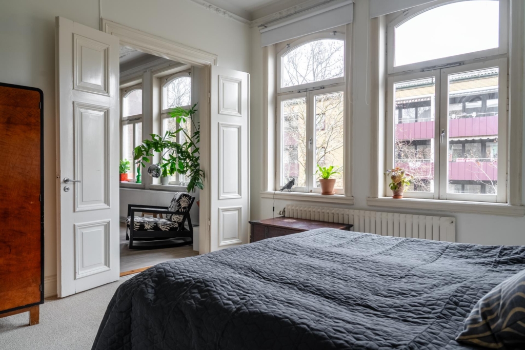 Sekelskiftesdröm anno 1904 med två vackra kakelugnar och balkong i hjärtat av Malmö