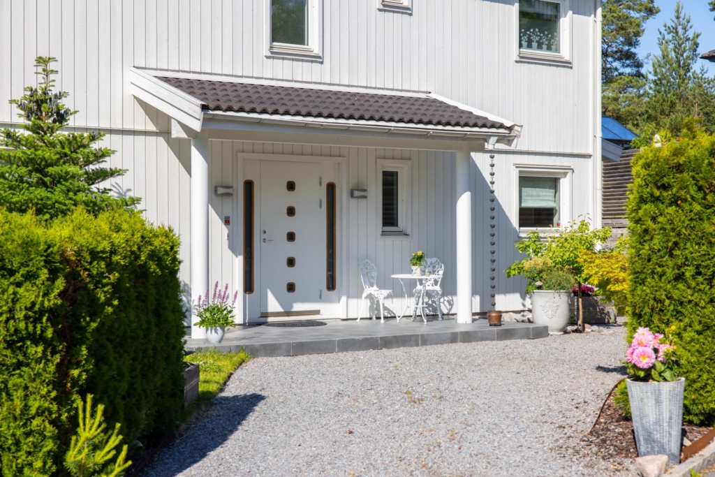 Arkitektritad villa 6 rum, 231 kvm på insynsskyddad tomt.