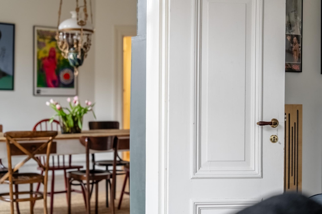 Sekelskiftesdröm anno 1904 med två vackra kakelugnar och balkong i hjärtat av Malmö