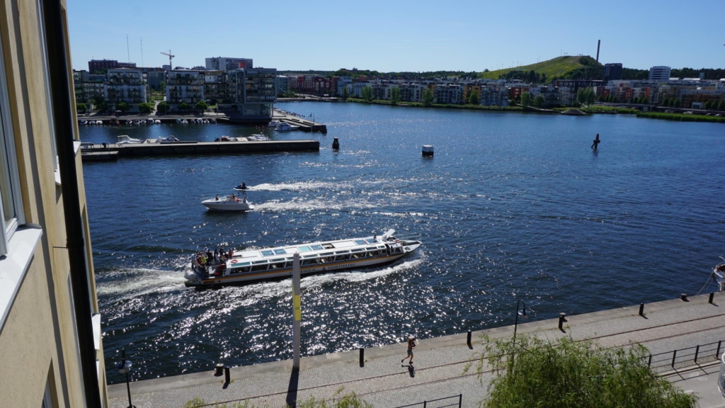 Härligt läge invid vattnet. Sjöutsikt & stor balkong i syd-sydväst. Mycket ljus från stora fönster.