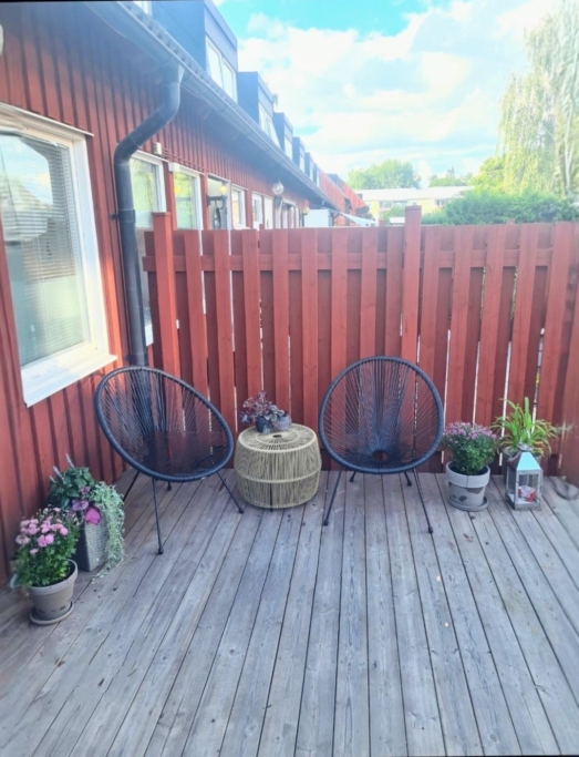 Trivsamt radhus med gavelläge. Barnvänligt med bullerbykänsla.
