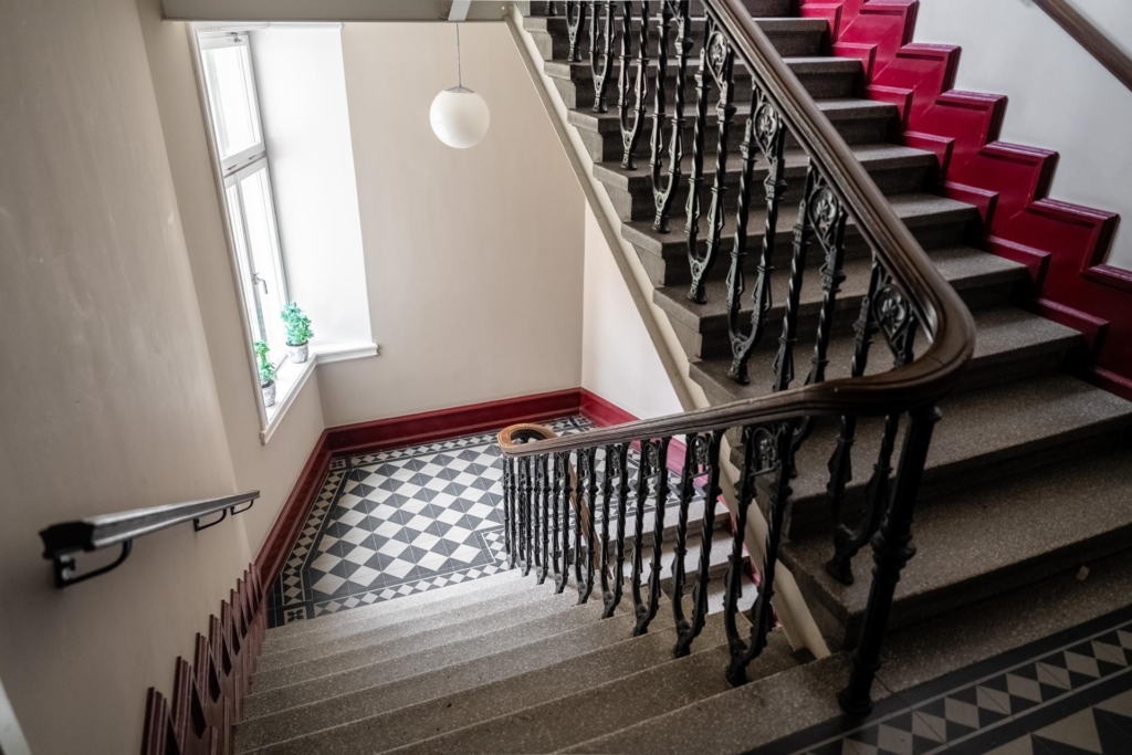 Sekelskiftesdröm anno 1904 med två vackra kakelugnar och balkong i hjärtat av Malmö