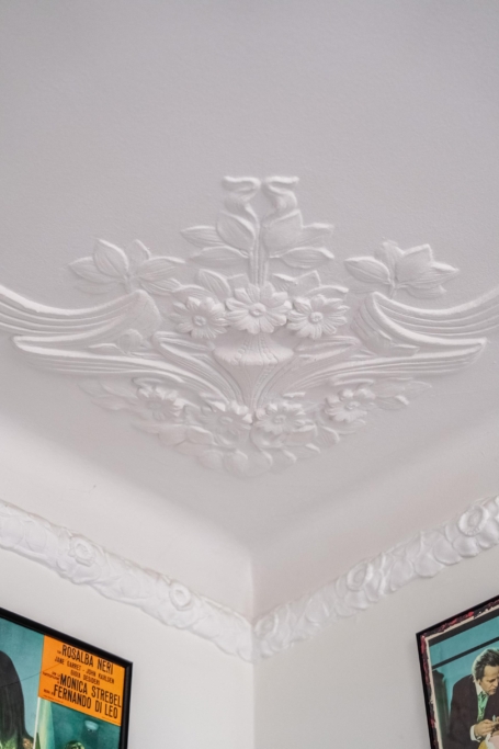 Sekelskiftesdröm anno 1904 med två vackra kakelugnar och balkong i hjärtat av Malmö