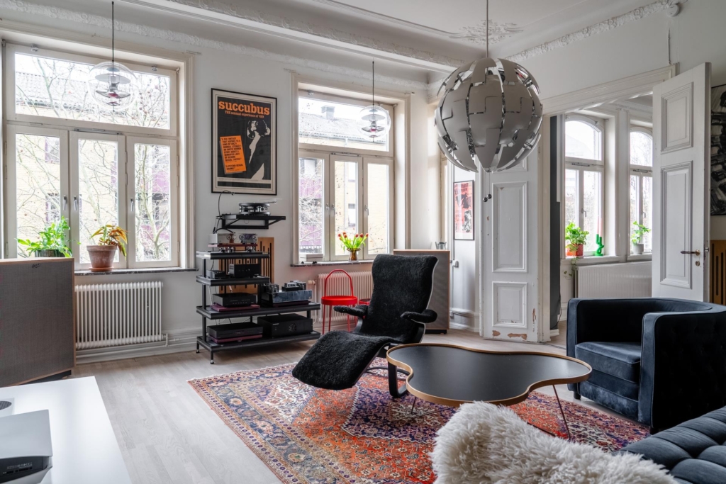 Sekelskiftesdröm anno 1904 med två vackra kakelugnar och balkong i hjärtat av Malmö