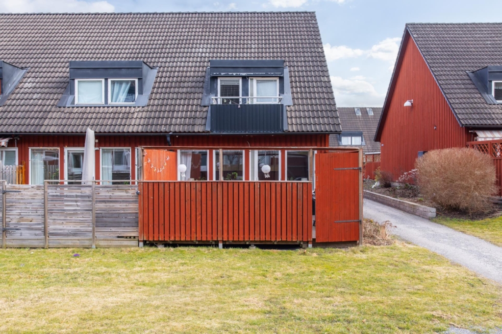 Trivsamt radhus med gavelläge. Barnvänligt med bullerbykänsla.