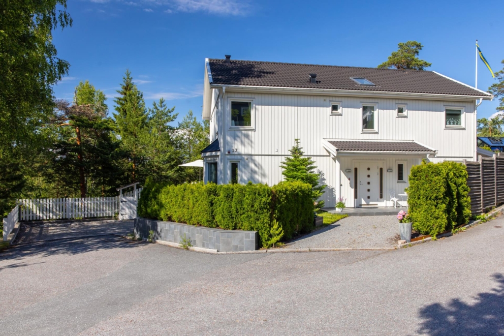 Arkitektritad villa 6 rum, 231 kvm på insynsskyddad tomt.