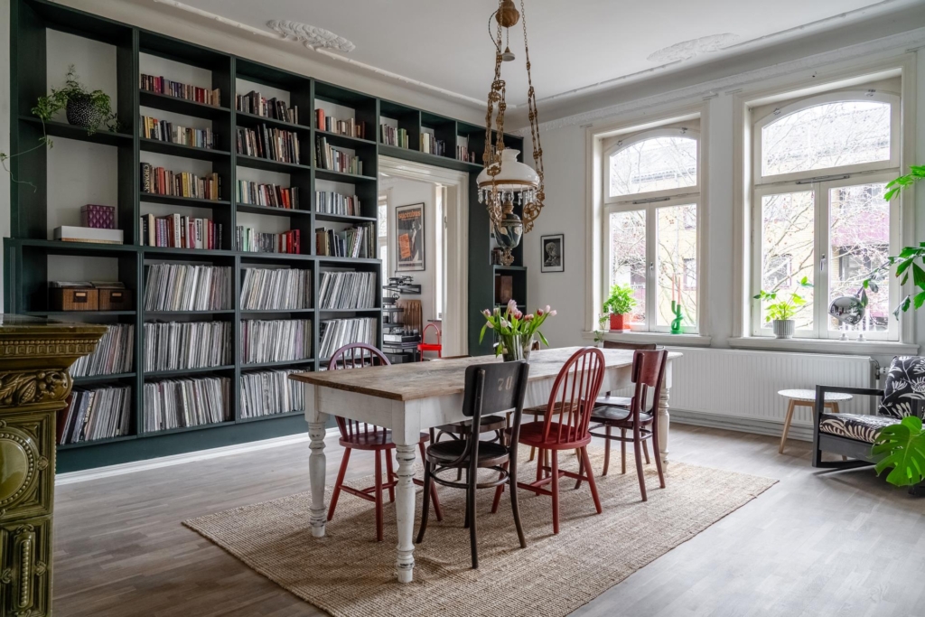 Sekelskiftesdröm anno 1904 med två vackra kakelugnar och balkong i hjärtat av Malmö