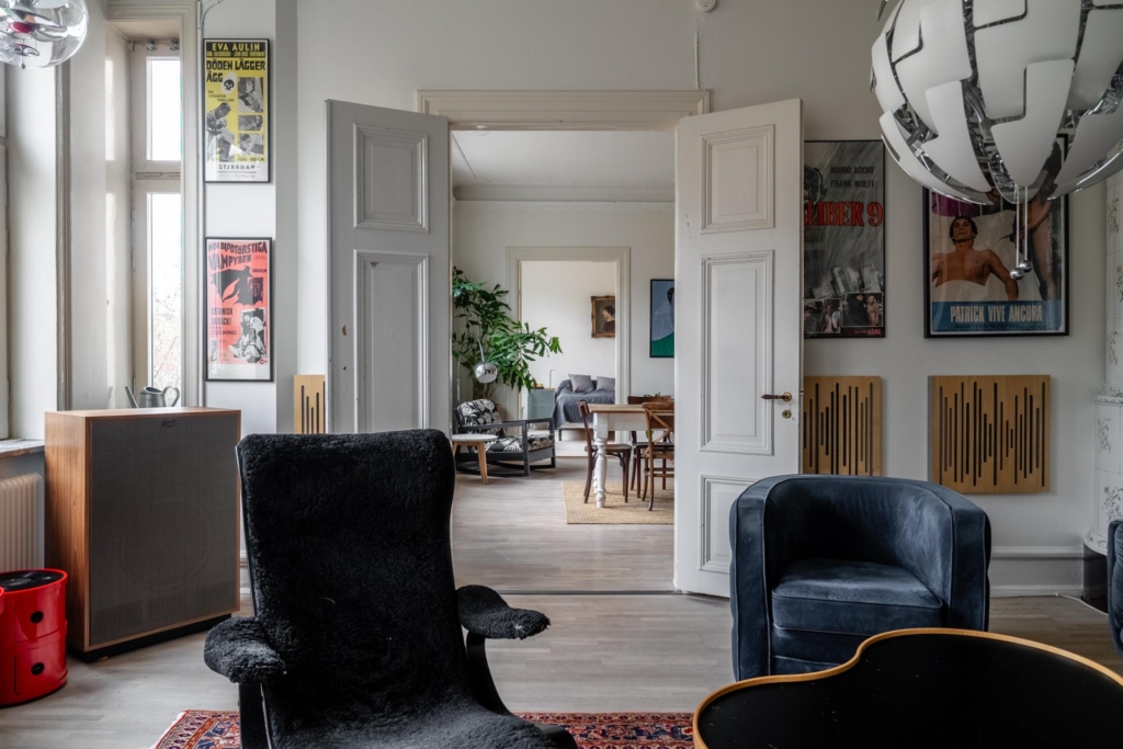 Sekelskiftesdröm anno 1904 med två vackra kakelugnar och balkong i hjärtat av Malmö