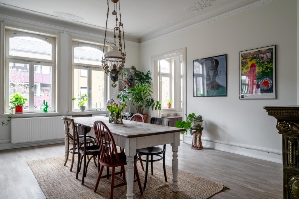 Sekelskiftesdröm anno 1904 med två vackra kakelugnar och balkong i hjärtat av Malmö