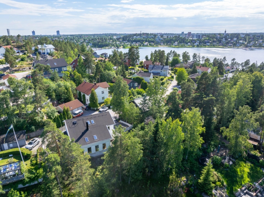 Arkitektritad villa 6 rum, 231 kvm på insynsskyddad tomt.