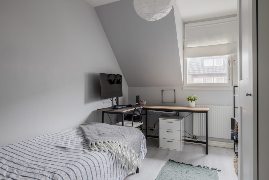 Trivsamt radhus med gavelläge. Barnvänligt med bullerbykänsla.