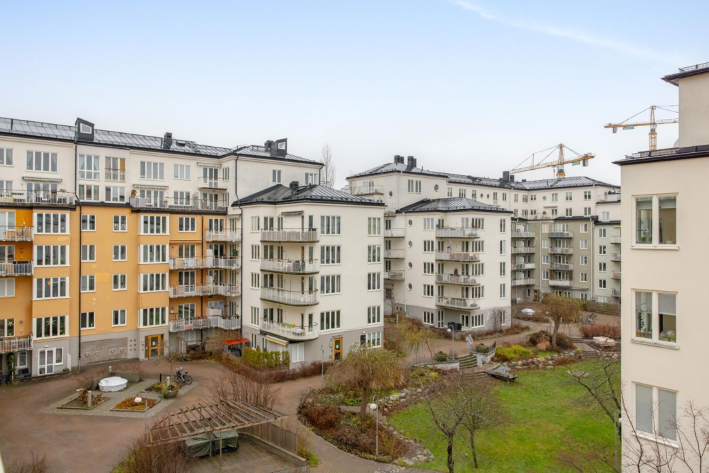 Härligt läge invid vattnet. Sjöutsikt & stor balkong i syd-sydväst. Mycket ljus från stora fönster.