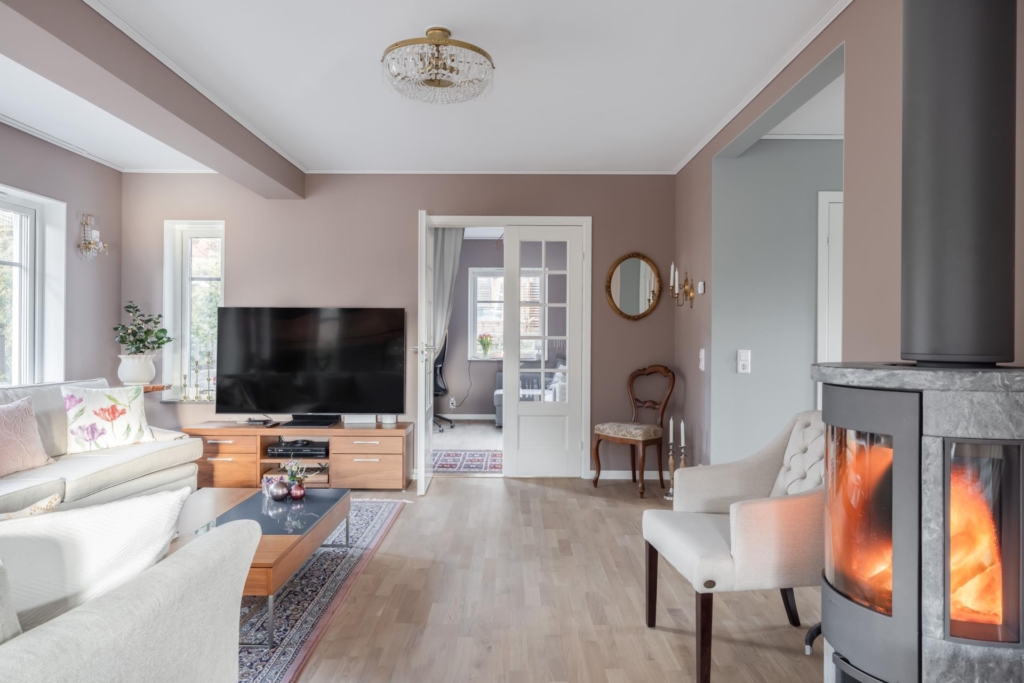 Välkommen till detta fina Götenehus i trevliga Törnskogen !