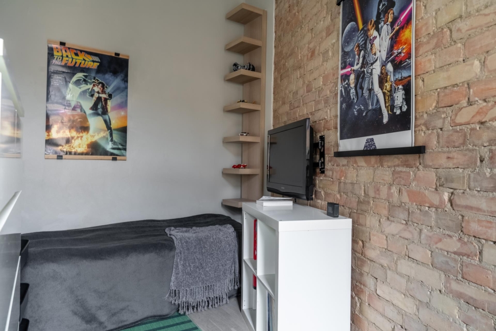 Sekelskiftesdröm anno 1904 med två vackra kakelugnar och balkong i hjärtat av Malmö