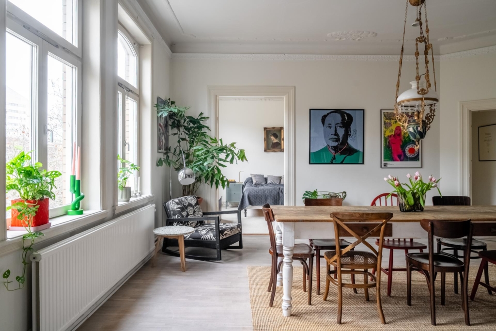 Sekelskiftesdröm anno 1904 med två vackra kakelugnar och balkong i hjärtat av Malmö