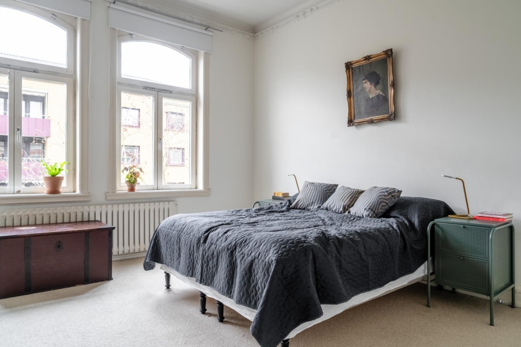 Sekelskiftesdröm anno 1904 med två vackra kakelugnar och balkong i hjärtat av Malmö