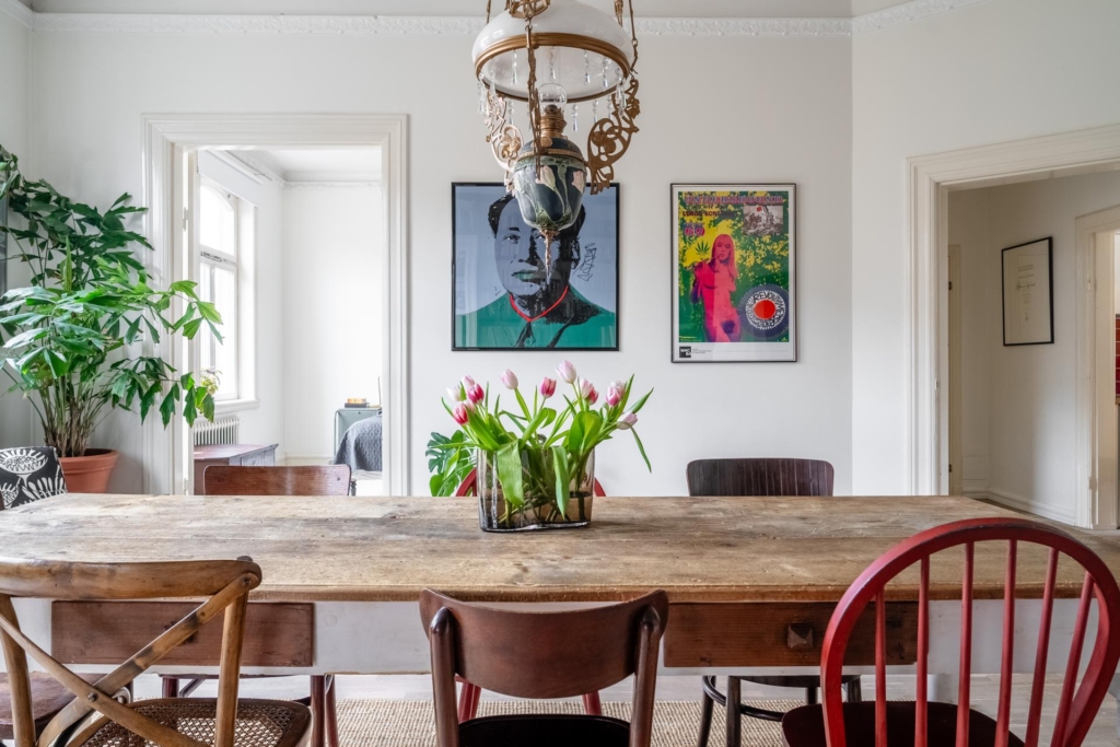 Sekelskiftesdröm anno 1904 med två vackra kakelugnar och balkong i hjärtat av Malmö