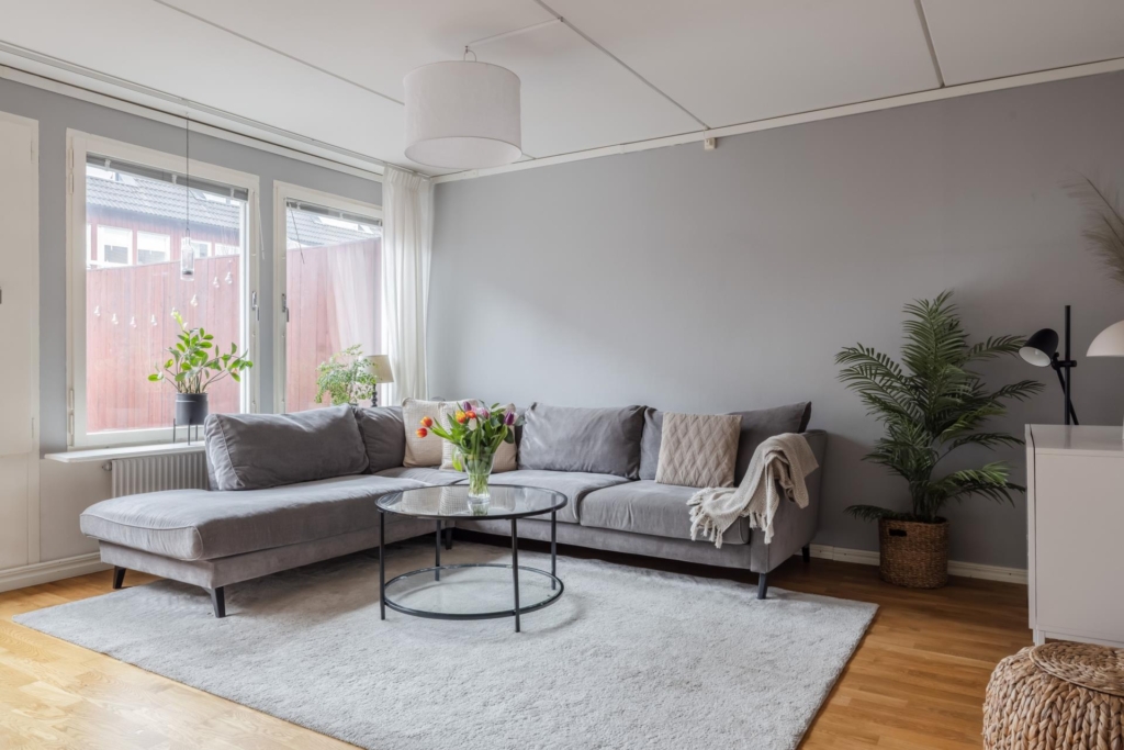 Trivsamt radhus med gavelläge. Barnvänligt med bullerbykänsla.