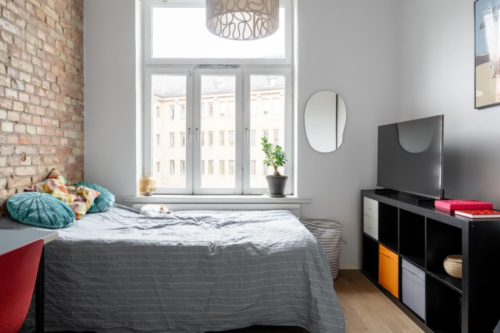 Sekelskiftesdröm anno 1904 med två vackra kakelugnar och balkong i hjärtat av Malmö