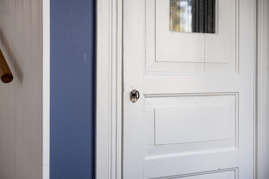 Rymlig villa med hänförande takhöjd och unik arkitektur. Sjöglimt och handduksavstånd till badplats.