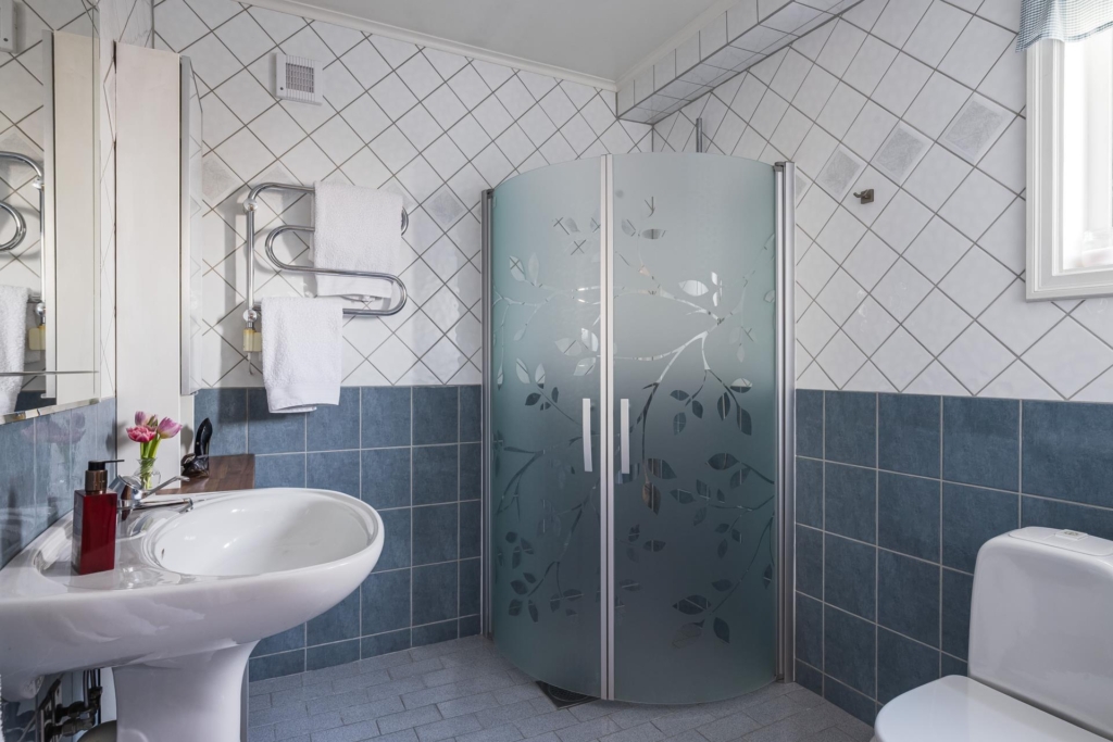 Rymlig villa med hänförande takhöjd och unik arkitektur. Sjöglimt och handduksavstånd till badplats.