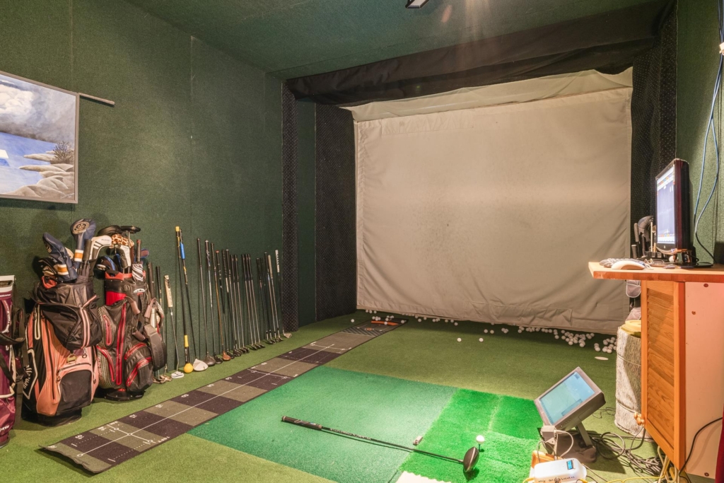 Rymlig villa med hänförande takhöjd och unik arkitektur. Sjöglimt och handduksavstånd till badplats.