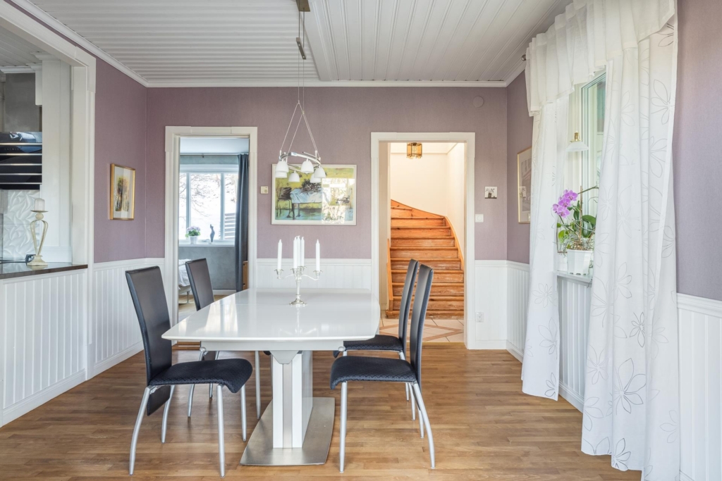 Rymlig villa med hänförande takhöjd och unik arkitektur. Sjöglimt och handduksavstånd till badplats.