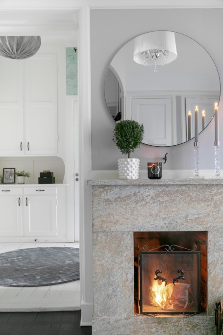 Vacker sekelskiftestrea med balkong och öppen spis i önskeläge i Vasastan!