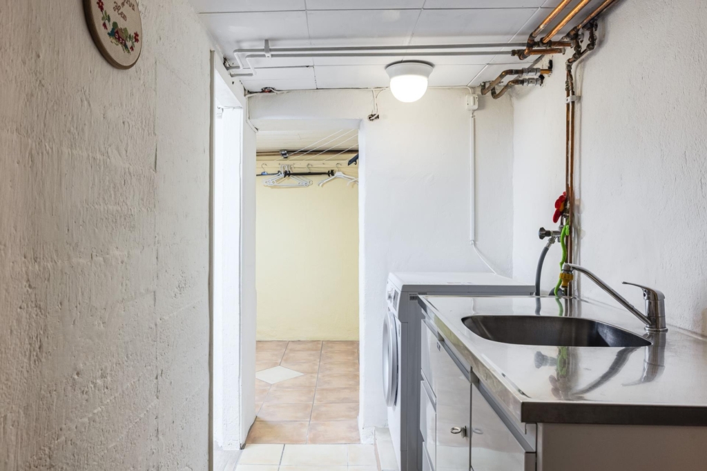 Rymlig villa med hänförande takhöjd och unik arkitektur. Sjöglimt och handduksavstånd till badplats.