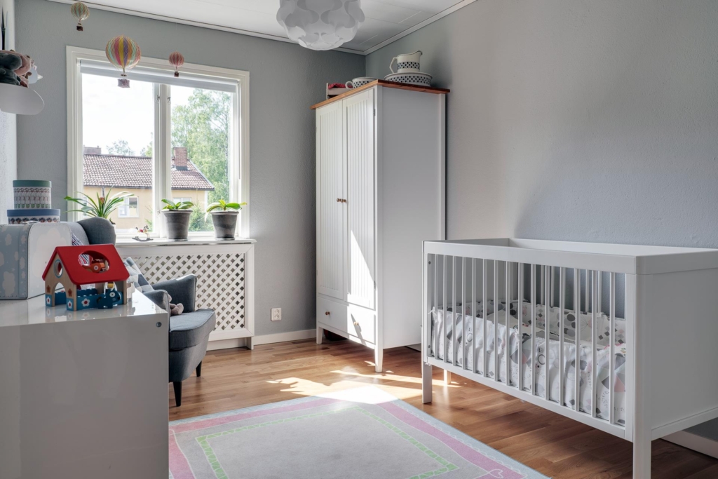 Radhus 4 rum och fin trädgård med blommor och bär!