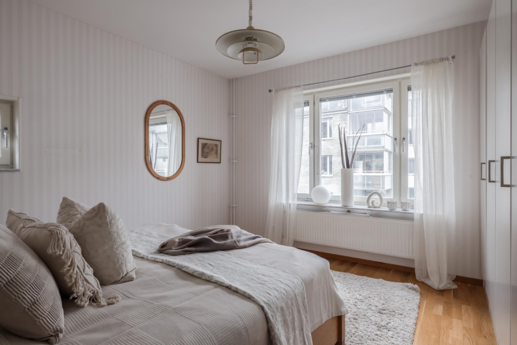 Högt upp i huset med dubbla balkonger och fri vy