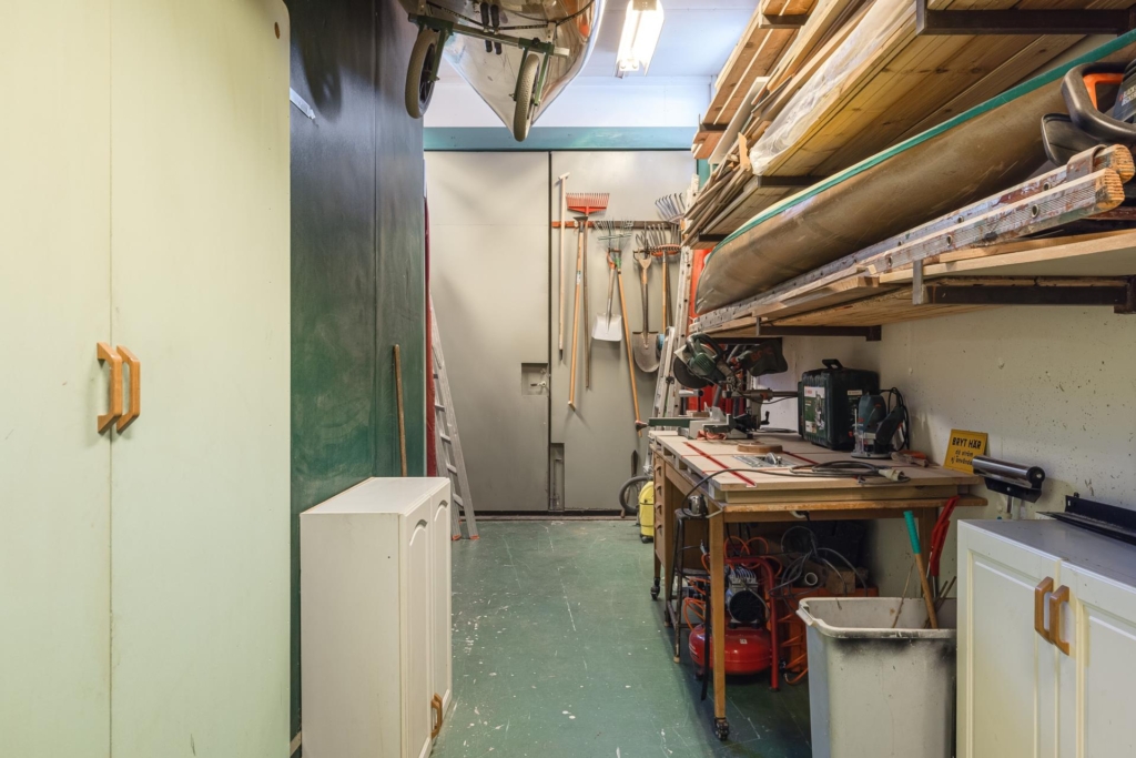 Rymlig villa med hänförande takhöjd och unik arkitektur. Sjöglimt och handduksavstånd till badplats.