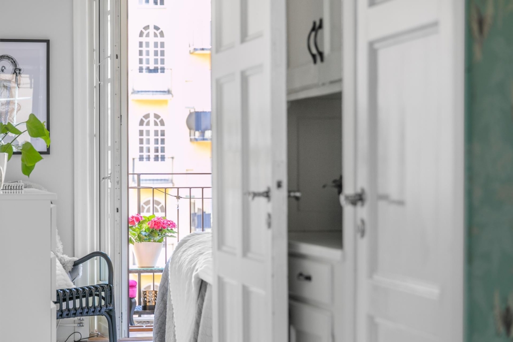 Vacker sekelskiftestrea med balkong och öppen spis i önskeläge i Vasastan!