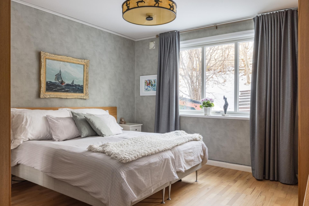 Rymlig villa med hänförande takhöjd och unik arkitektur. Sjöglimt och handduksavstånd till badplats.