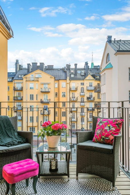 Vacker sekelskiftestrea med balkong och öppen spis i önskeläge i Vasastan!