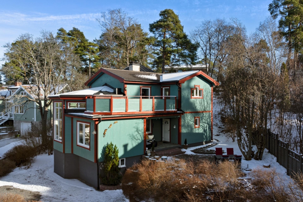 Rymlig villa med hänförande takhöjd och unik arkitektur. Sjöglimt och handduksavstånd till badplats.